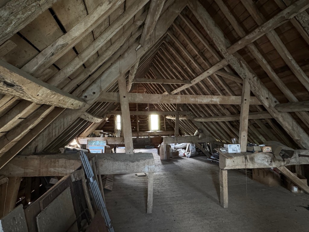 Lot: 115 - FREEHOLD DETACHED HOUSE FOR IMPROVEMENT AND BARN AND OUTBUILDINGS WITH POTENTIAL ON A PLOT CLOSE TO ONE AND A HALF ACRES - The First Floor of the Larger Barn